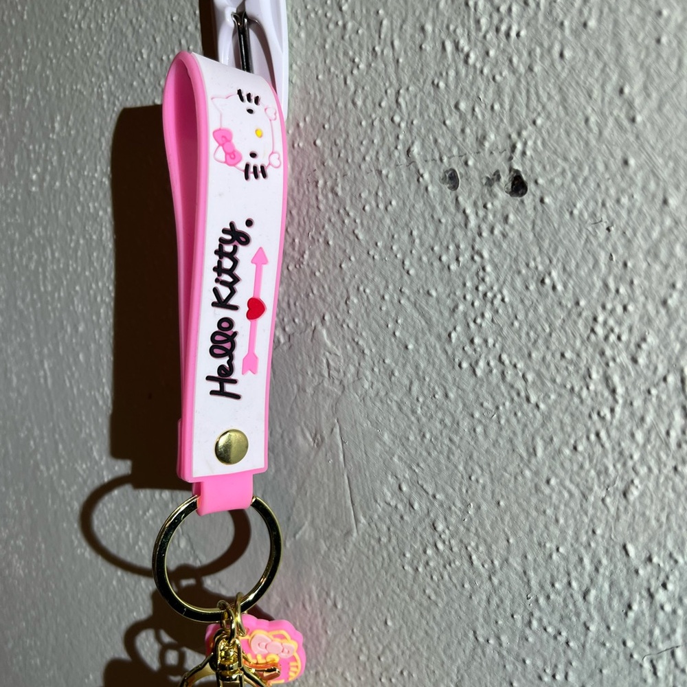 Hello Kitty Pink Keychain - Picture 2 of 2